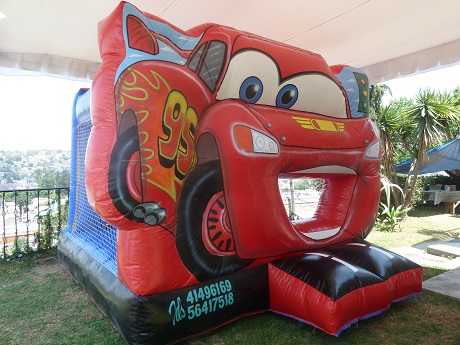 Inflable Rayo McQueen vista lateral con malla de proteccin